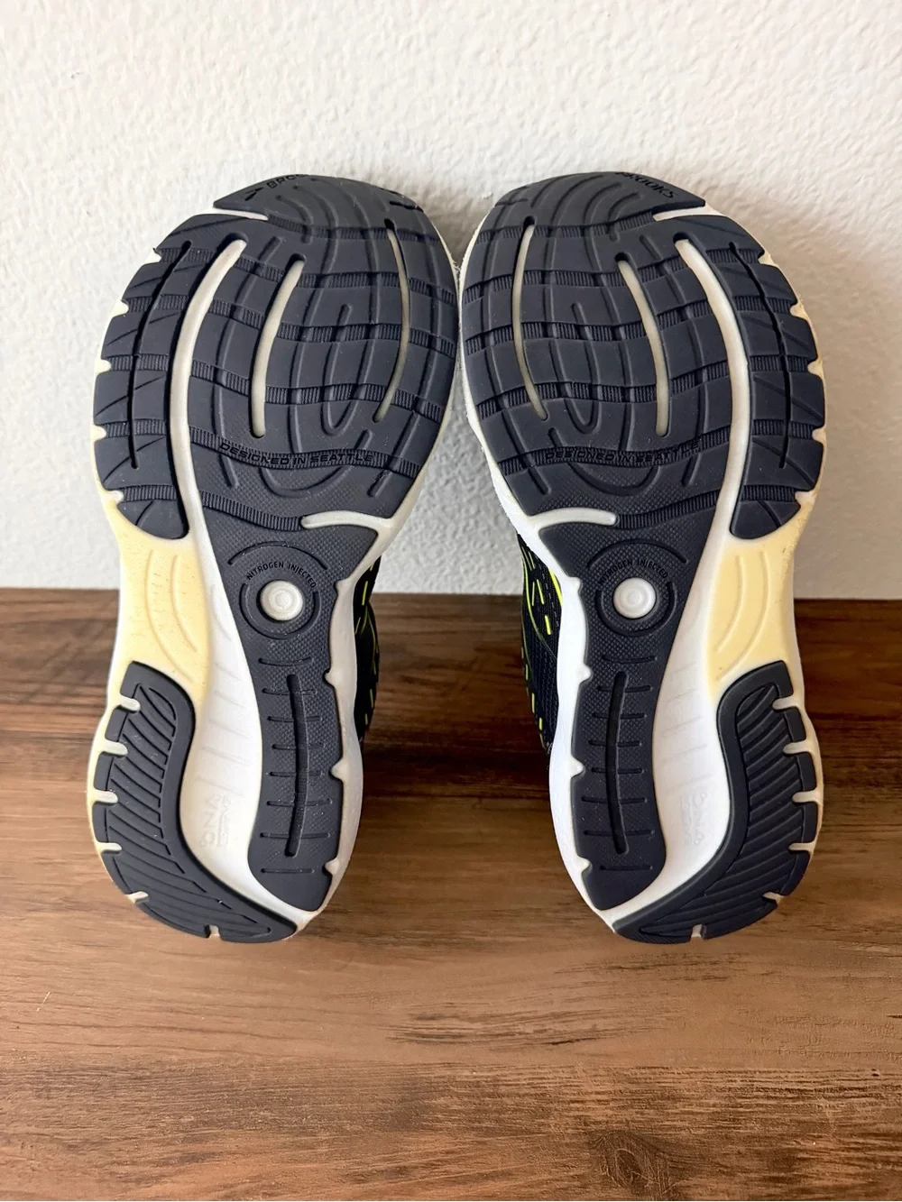 Brooks Women’s Glycerin 20 in Ebony/Nightlife/White (Size: 9-B) Great Condition